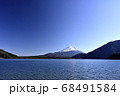 本栖湖湖畔からみる富士山(撮影地：本栖湖) 68491584