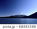 本栖湖湖畔からみる富士山(撮影地：本栖湖) 68491586
