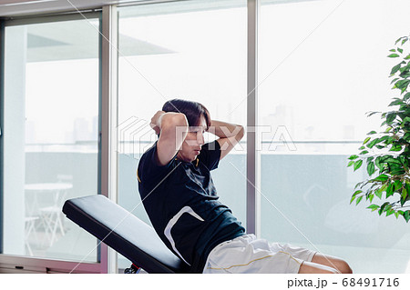 プライベートジムでトレーニングする男性 68491716