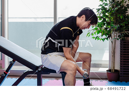 プライベートジムでトレーニングする男性 プライベートジムでトレーニングする男性 68491722