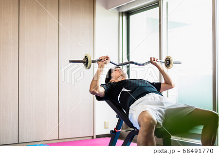 プライベートジムでトレーニングする男性 プライベートジムでトレーニングする男性 68491770