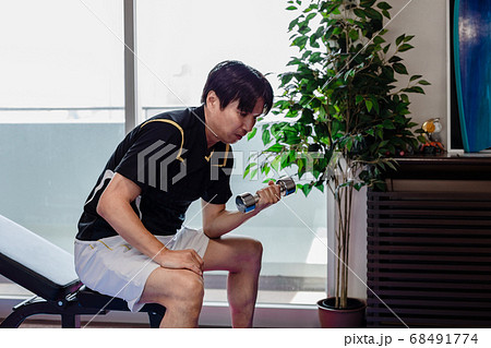 プライベートジムでトレーニングする男性 プライベートジムでトレーニングする男性 68491774
