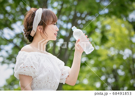 水を飲む女性 68491853