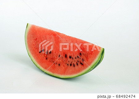 白バックの上で斜め横から撮影した1/8切れの赤い西瓜 影が左側 白バックの上で斜め横から撮影した1/8切れの赤い西瓜 影が左側 68492474