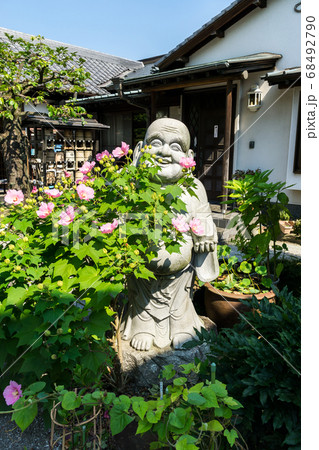 聖蹟桜ヶ丘　観蔵院瑠璃光会館　植物と一体化した石像 68492790