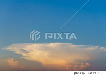 夕陽の積乱雲　入道雲　かなとこ雲 68493530