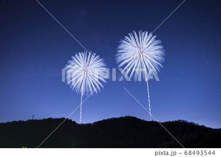 花火イメージ 悪疫退散 シークレット花火と星空の写真素材