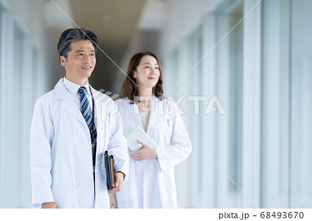 医者　医療従事者　ビジネスマン　働く女性　 68493670