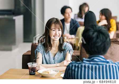 カフェで食事をする女性 カフェで食事をする女性 68494610