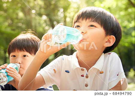 林の中で水を飲む男の子 68494790
