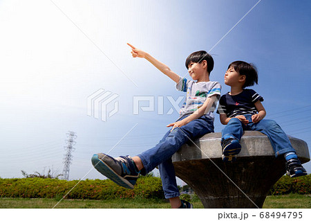 空に向かって指をさす男の子 空に向かって指をさす男の子 68494795