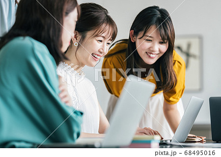 ミーティングをする女性スタッフ 68495016