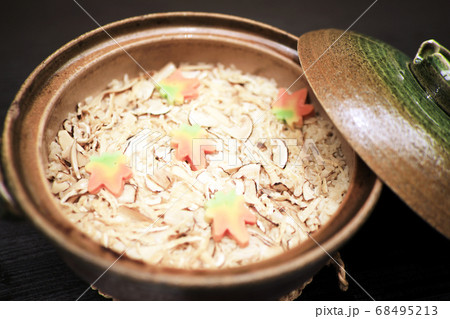 松茸の炊き込み御飯 68495213