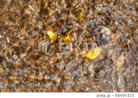 Pure gold nugget ore found in mine with natural underwater sources 68495335