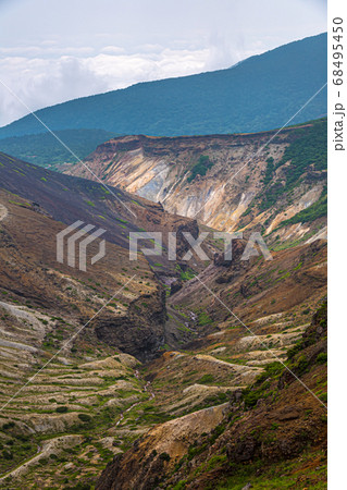 曇り空の蔵王お釜 68495450