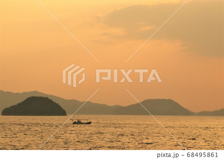 美しい瀬戸内海の夕日 美しい瀬戸内海の夕日 68495861