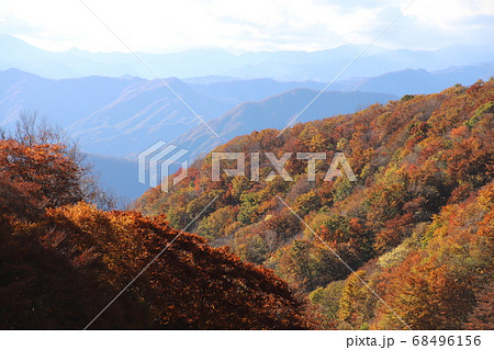 日塩もみじラインの紅葉と山々 日塩もみじラインの紅葉と山々 68496156