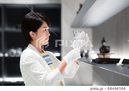 グラスを眺める女性 グラスを眺める女性 68496566