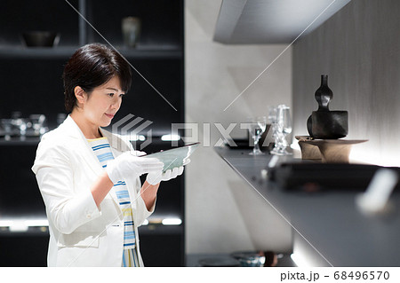 食器を眺める女性 68496570
