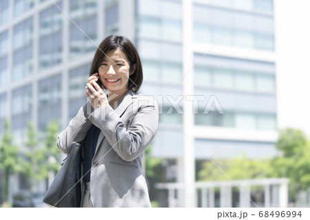スマートフォンで電話するビジネスウーマン 68496994