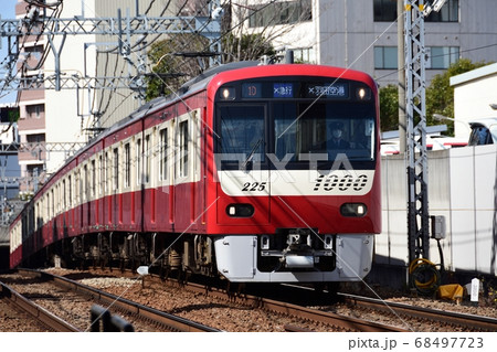 京急 新1000形(ステンレス車）エアポート急行 羽田空港行き（大鳥居ー穴守稲荷）の写真素材 [68497723] - PIXTA