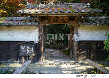 紅葉に染まる金剛輪寺_池泉回遊式庭園入口 紅葉に染まる金剛輪寺_池泉回遊式庭園入口 68498957