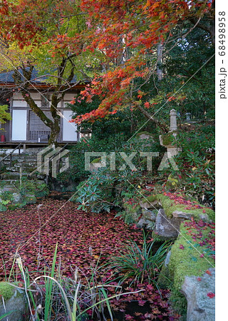 池に浮かぶ紅葉_金剛輪寺 池に浮かぶ紅葉_金剛輪寺 68498958