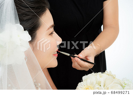 ウェディングドレスの女性 68499271