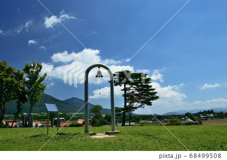 夏の蒜山高原・白樺の丘　愛の鐘 68499508