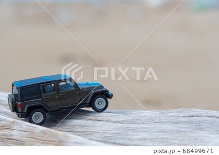 悪路を走破する車 68499671