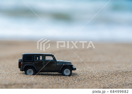 悪路を走破する車 68499682