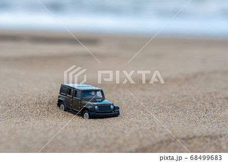 悪路を走破する車 68499683