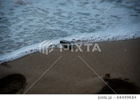 波にさらわれる車 68499684