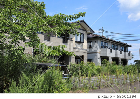 双葉郡富岡町　放置された住宅と車 68501394