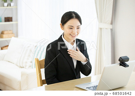 自宅でオンライン面接を受ける若い女性 68501642
