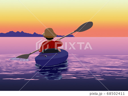 夕暮れの海でカヤックを漕ぐ少年のイラスト素材