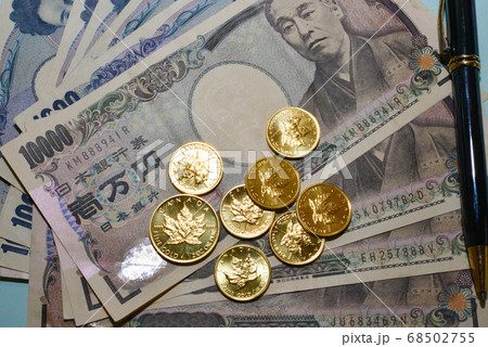 カナダメープル金貨と日本紙幣 68502755