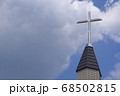 青空と教会の十字架 68502815