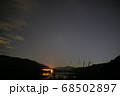 しゃくなげ湖と星空 68502897