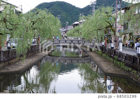 温泉街の小川 68503299