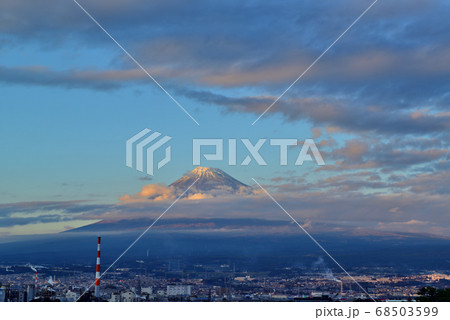 田子の浦港からの富士山の夕景 68503599