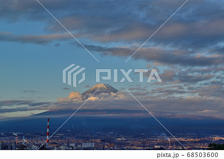 田子の浦港からの富士山の夕景 68503600