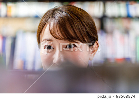 書店店員 図書館職員 女性 68503974