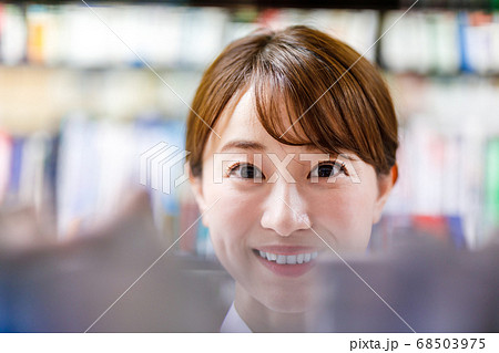 書店店員 図書館職員 女性 68503975