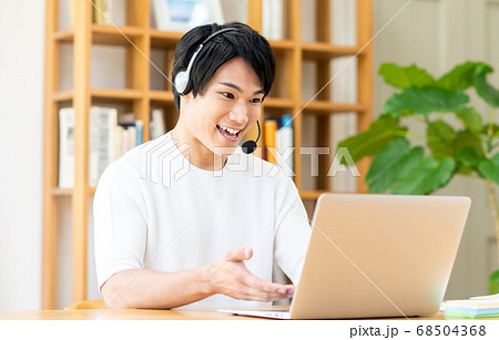 テレワークでweb会議をする若い男性 テレワークでweb会議をする若い男性 68504368