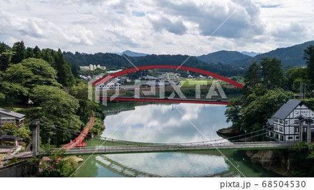 福島県会津 柳津町 虚空蔵尊 圓蔵寺の舞台からみた只見川と赤い橋 福島県会津 柳津町 虚空蔵尊 圓蔵寺の舞台からみた只見川と赤い橋 68504530