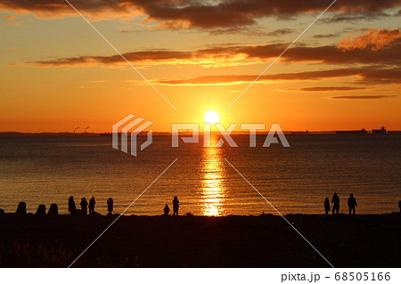 鈴鹿川河口の初日の出を待つ人たち 鈴鹿川河口の初日の出を待つ人たち 68505166