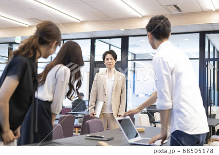 打ち合わせのために上司がシェアオフィスに到着したので立ち上がって挨拶をする社員たち 打ち合わせのために上司がシェアオフィスに到着したので立ち上がって挨拶をする社員たち 68505178