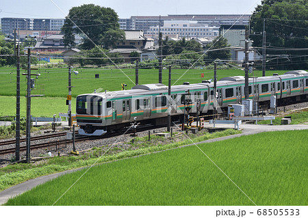 郊外の田園地帯を走る中距離通勤電車 68505533