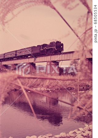 鉄橋を渡る蒸気機関車の古いフィルム写真 68505534